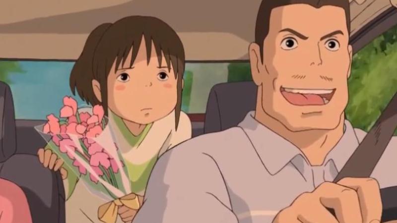 La Città Incantata -Chihiro è triste mentre il padre contento sta guidando.