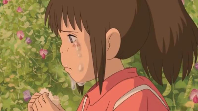 La Città Incantata: Chihiro mangia un Onighiri incominciando a piangere.