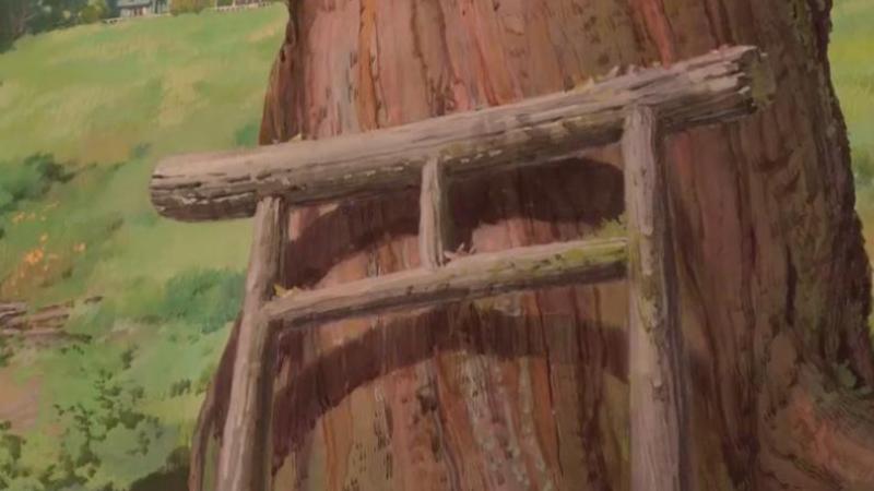La Città Incantata: Un Torii Appoggiato ad Un Albero