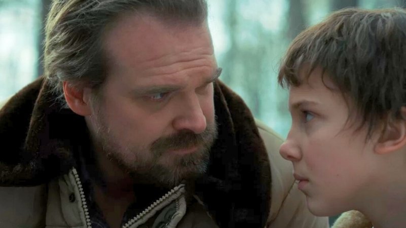 milly bobby brown e david harbour in stranger things