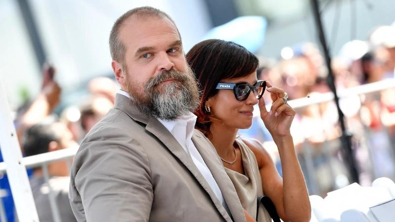 david harbour e moglie