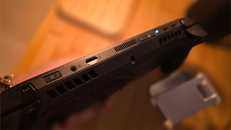 dettagli usb e pulsanti handheld