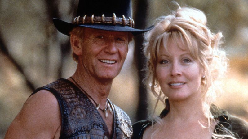 Crocodile Dundee compie 40 anni tra Record di Incassi e Drammi Crocodile Dundee compie 40 anni tra Record di Incassi e Drammi