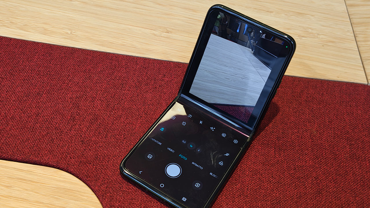 schermo motorola razr 70 ultra andrea volpi