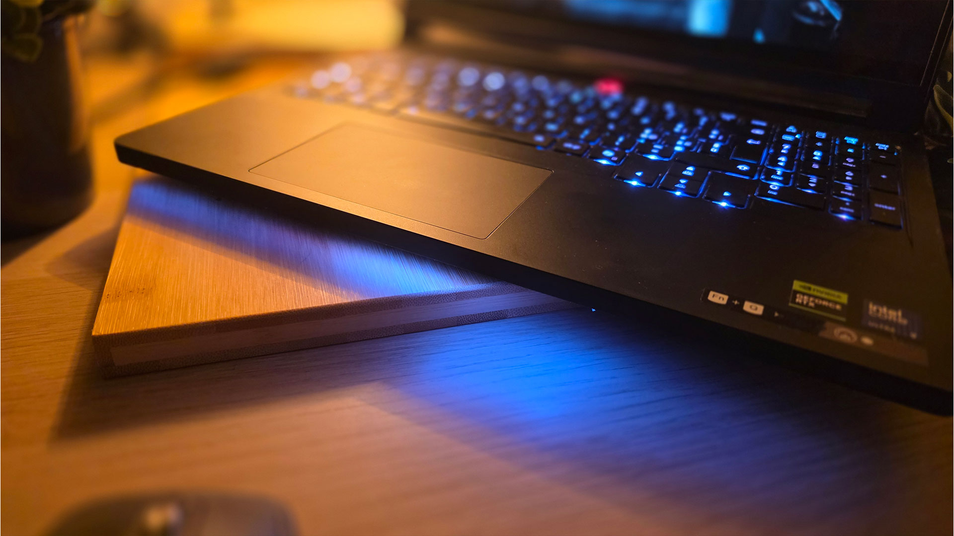 illuminazione RGB sotto la scocca lenovo legion