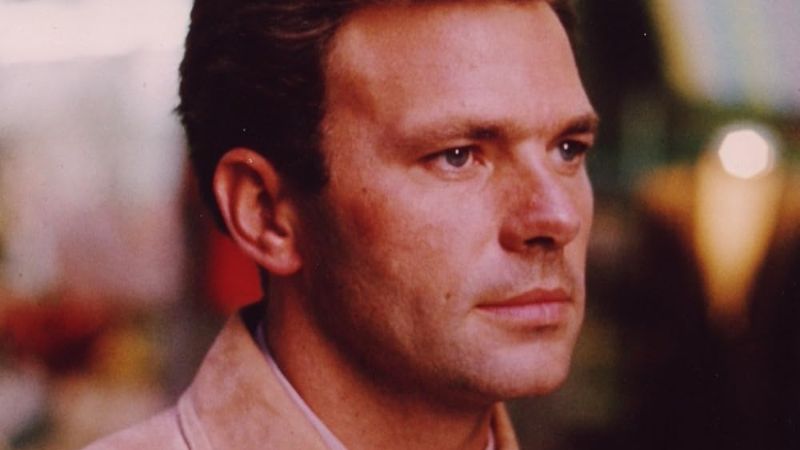 Derek Cracknell, il primo assistente alla regia, colpevole di ignorare sistematicamente i suoi ordini tecnici.
