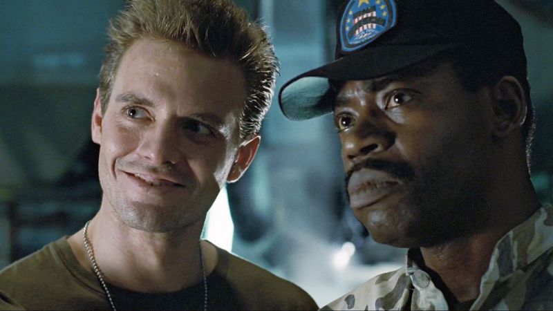 foto iconica del sergente apone in aliens scontro finale del 1986
