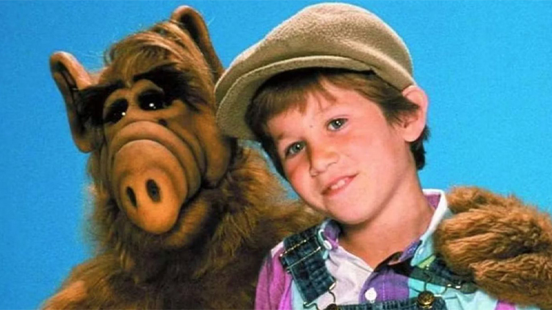 alf-vera-storia-segreti-set Il pupazzo dell'alieno ALF e l'attore Max Wright sul set della famosa sitcom anni 80 durante le controverse riprese.