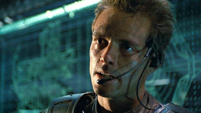 foto iconica del caporale Hicks interpretato da Michael Biehn in Aliens scontro finale