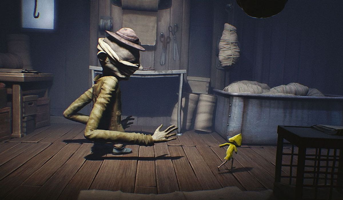 Six con l'impermeabile giallo che scappa da una creatura gigante deforme nel mondo di Little Nightmares