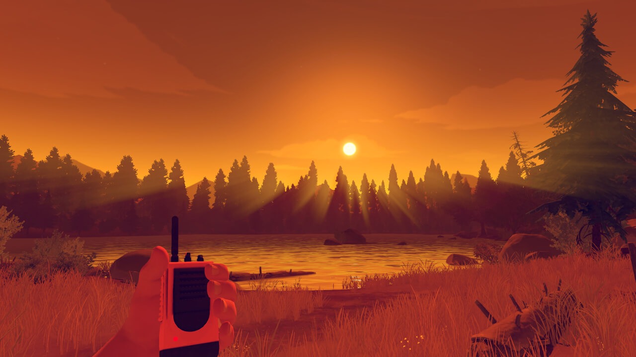 Henry che parla al walkie talkie dalla sua torre di avvistamento durante un tramonto infuocato nel Wyoming in Firewatch