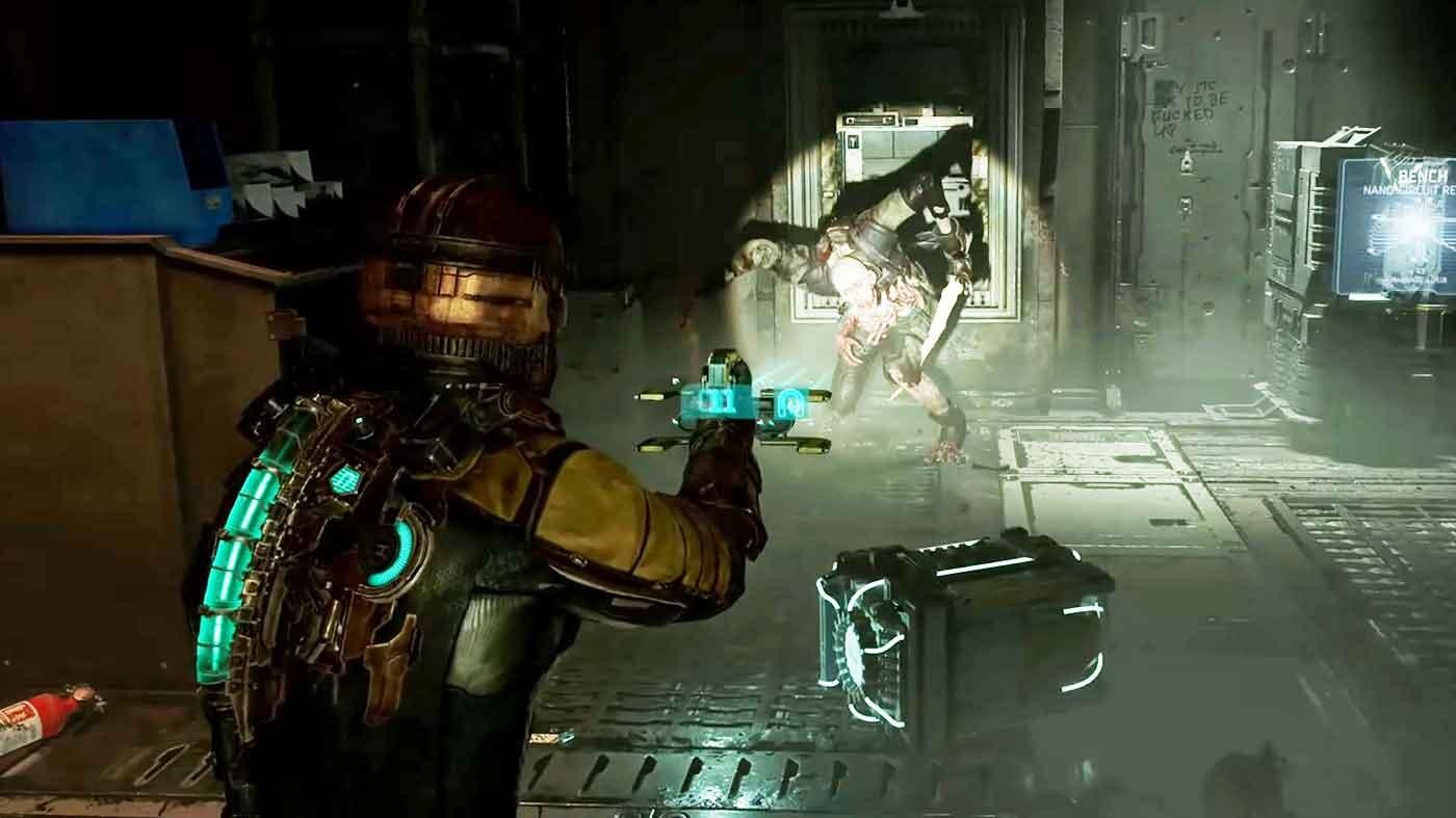 Isaac Clarke affronta un Necromorfo nei corridoi della USG Ishimura in Dead Space Remake