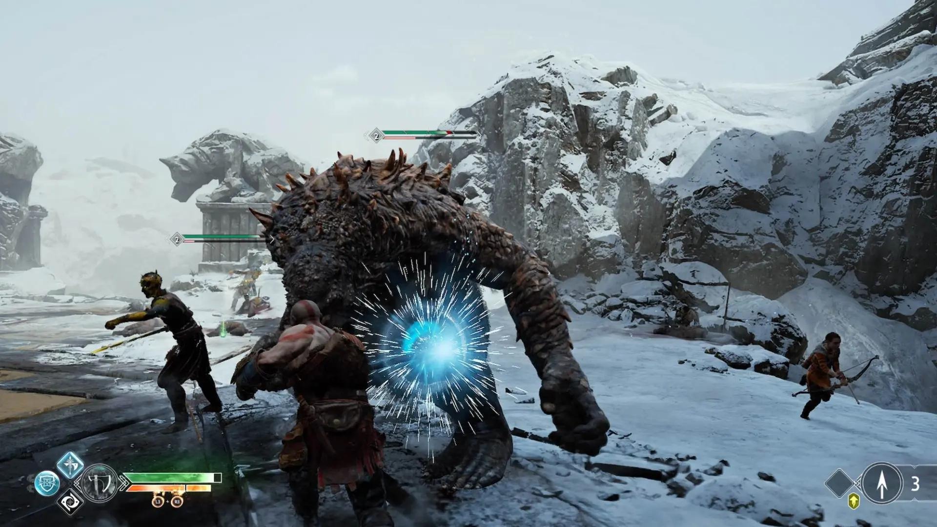 Kratos e Atreus affrontano un nemico durante un combattimento in God of War