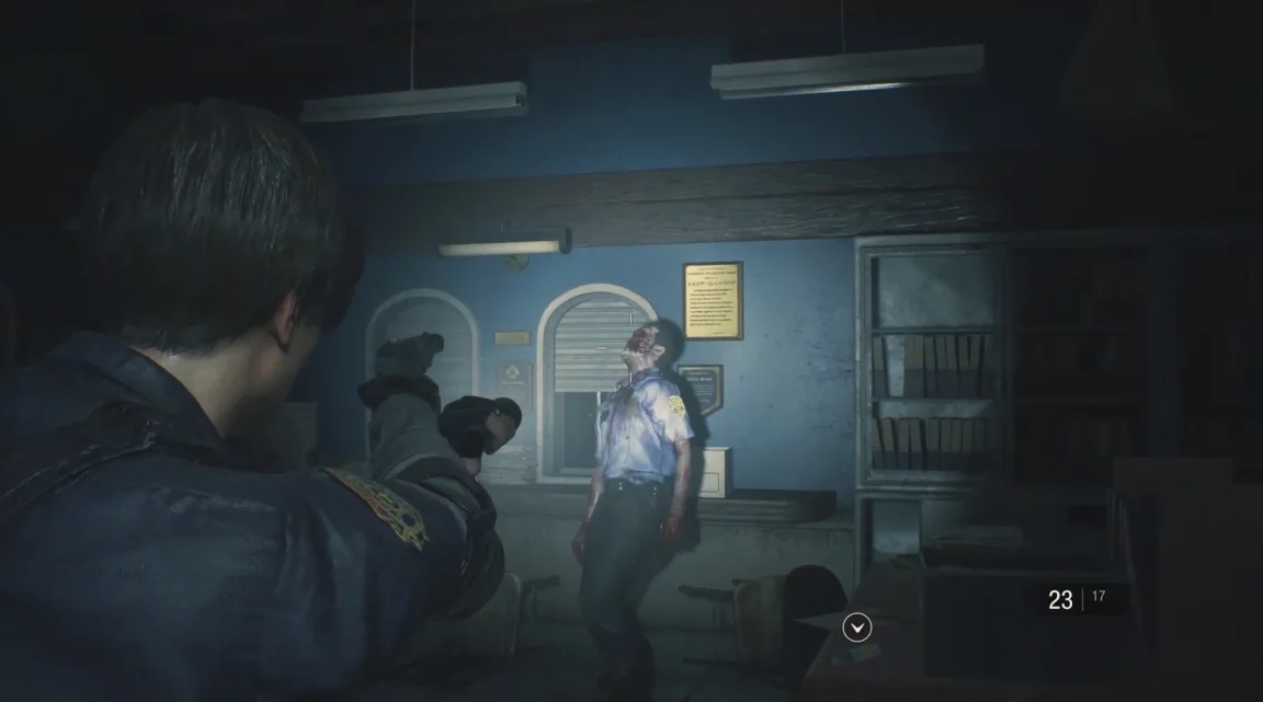 Resident Evil 2 Remake con Leon nella stazione di polizia di Raccoon City
