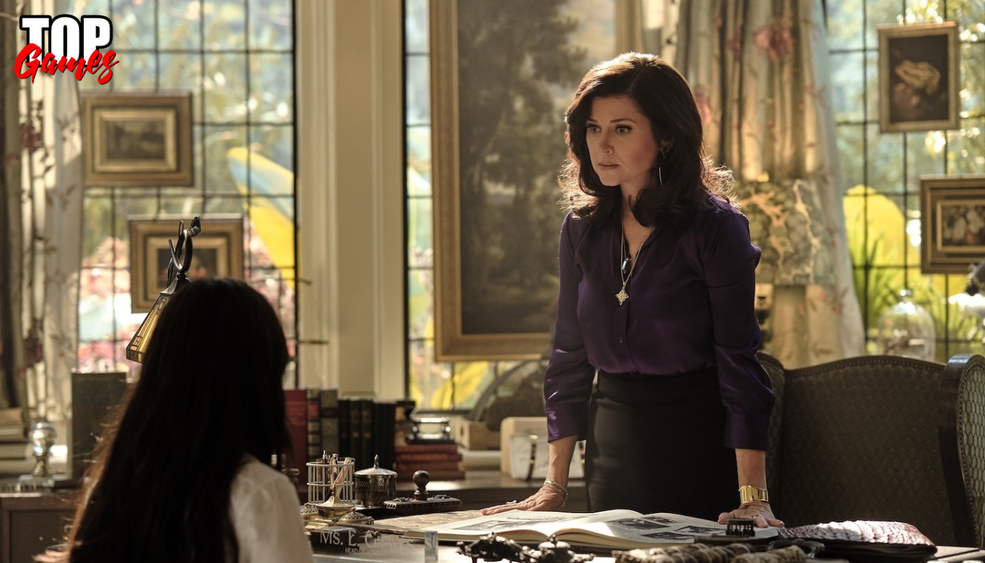 Miss Graves parla con una studentessa nel suo ufficio in Coven Academy