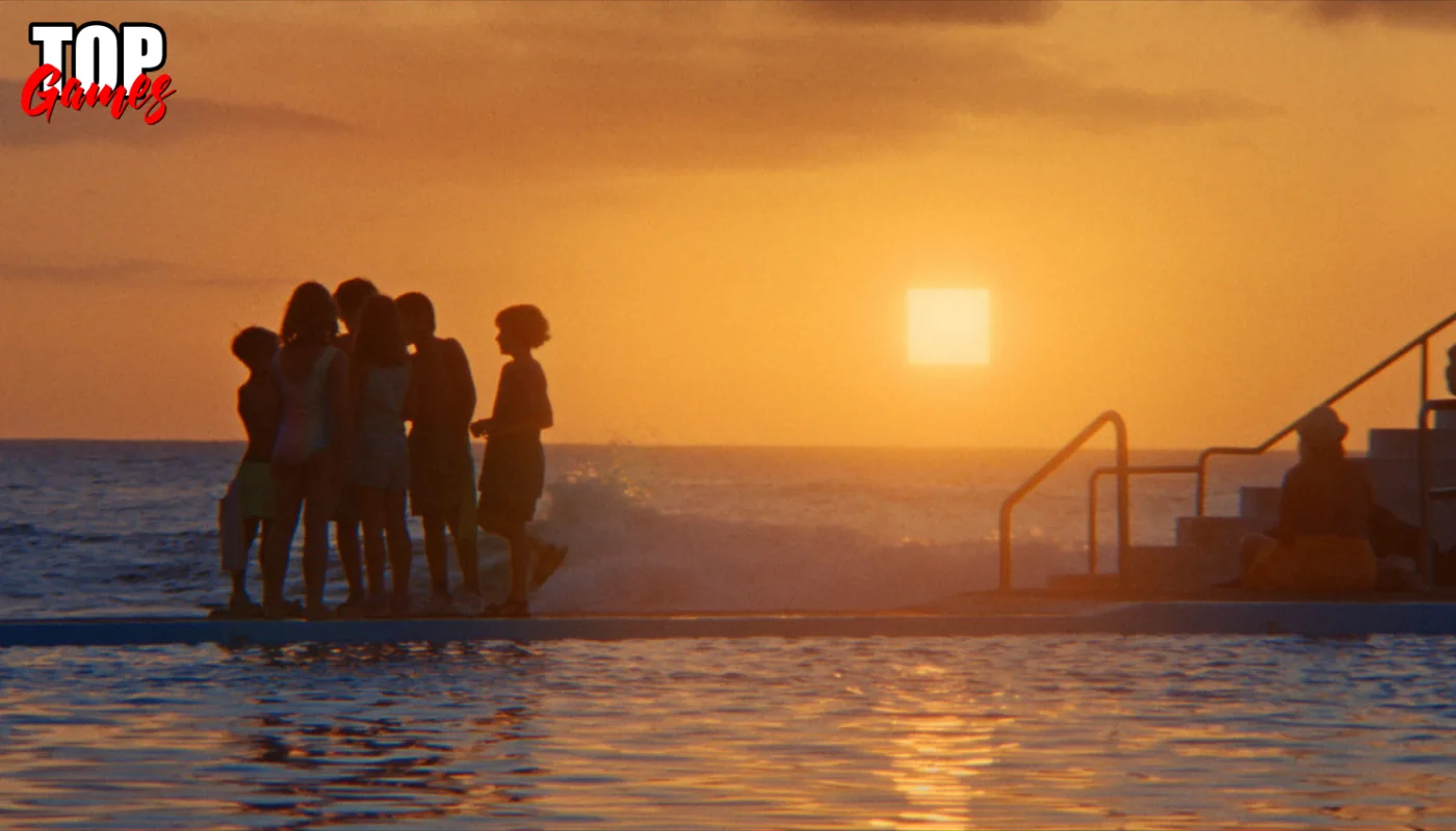 Figure vicino alla piscina davanti al tramonto sul mare in Everytime