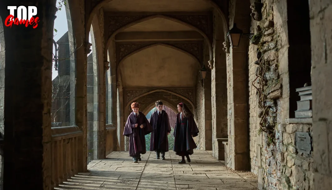 Harry Potter a Lucca il Cappello Parlante anticipa la serie HBO Harry Ron e Hermione camminano nei corridoi di Hogwarts nella nuova serie HBO
