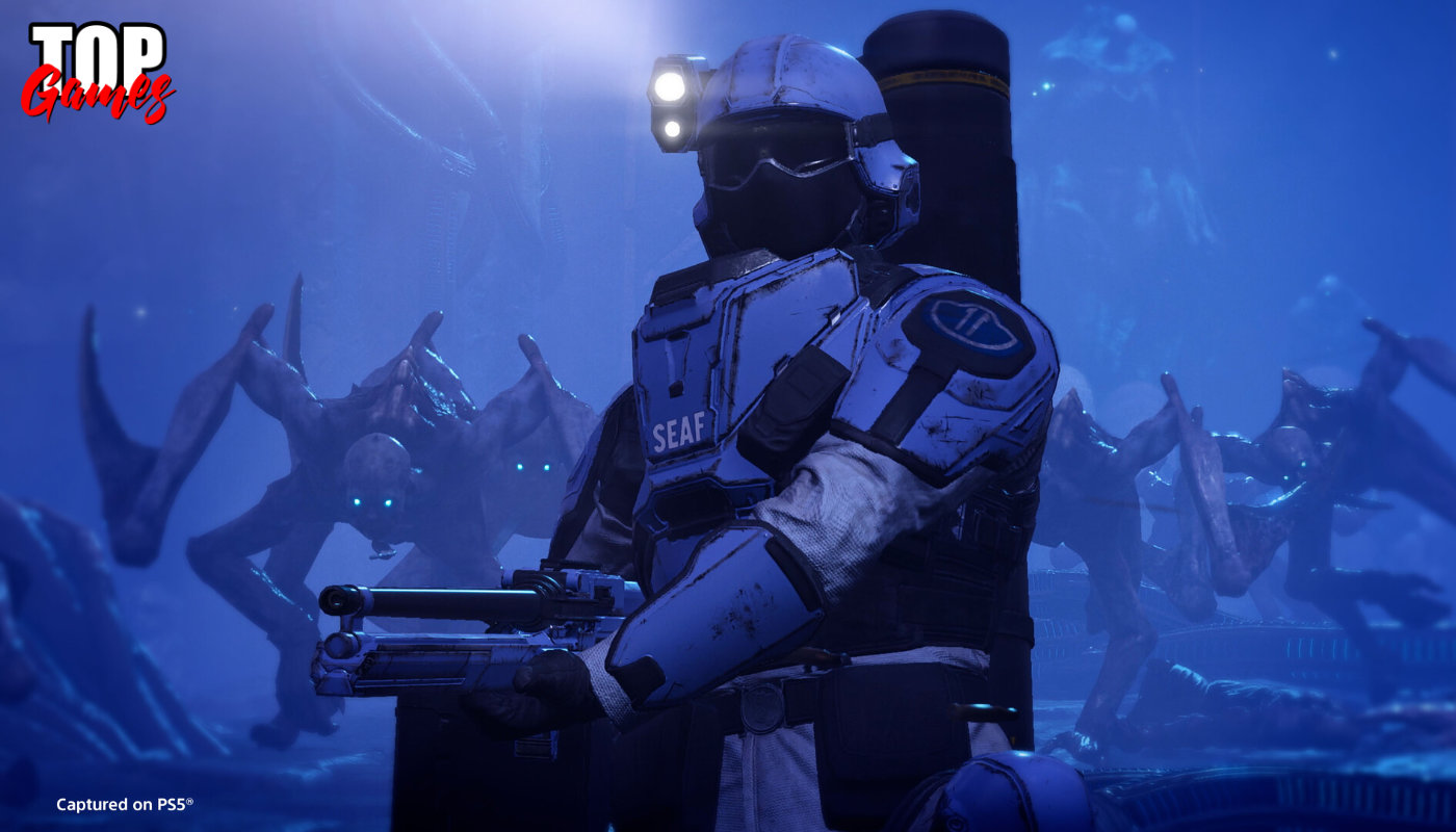 Helldivers 2 con un soldato armato davanti a creature aliene