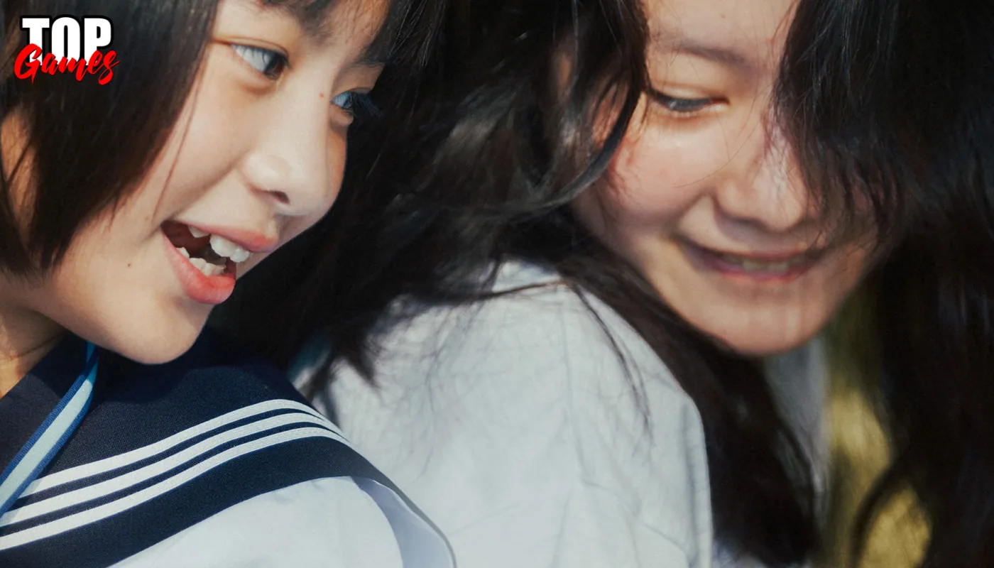 Fujino e Kyomoto sorridono vicine nel film Look Back