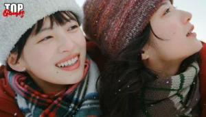 Fujino e Kyomoto con berretti e sciarpe nella neve in Look Back
