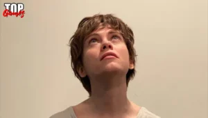 Sophia Lillis guarda verso l’alto nel nuovo poster di OD Knock