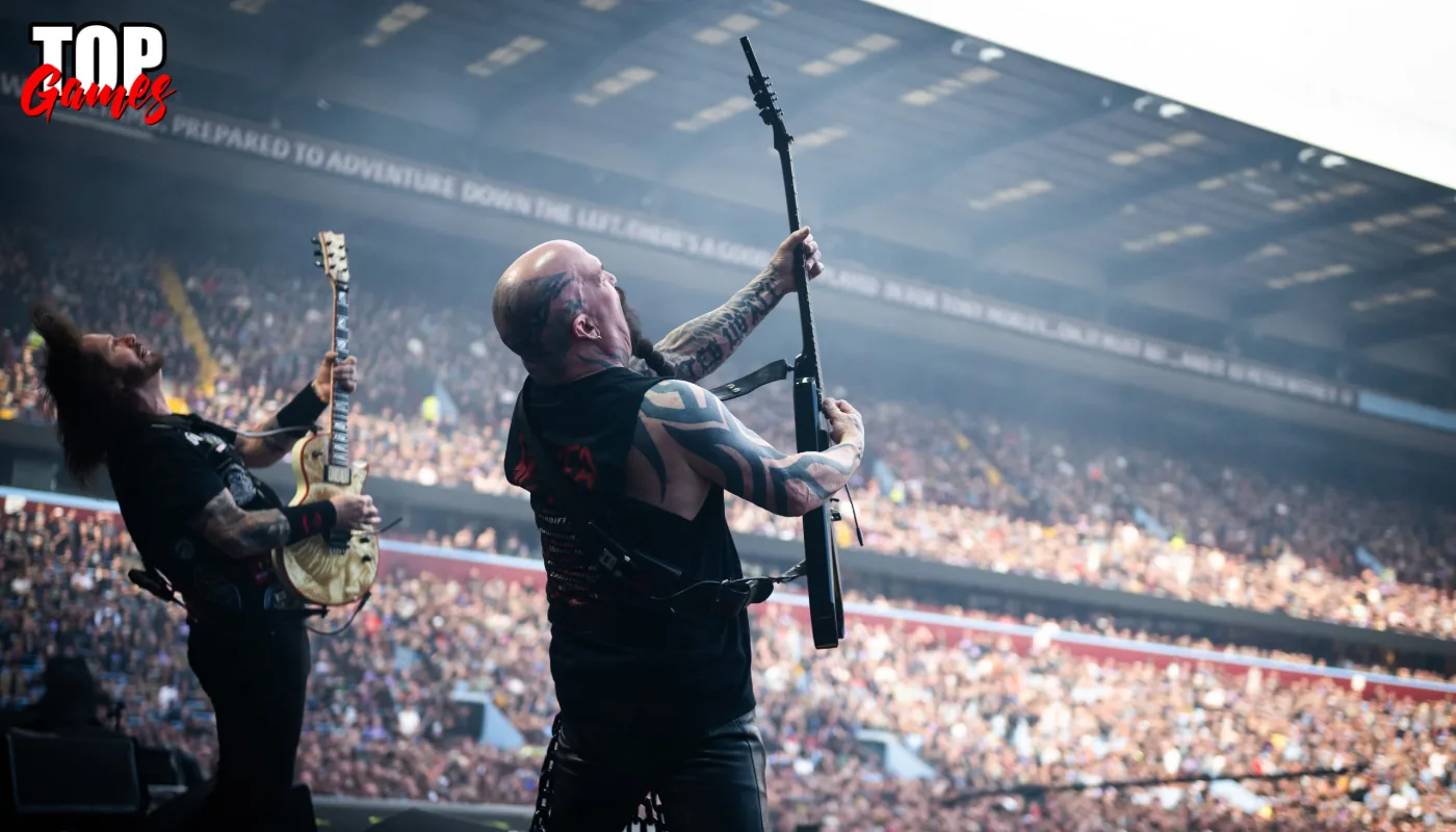 Gli Slayer sul palco di Villa Park durante il concerto Back To The Beginning