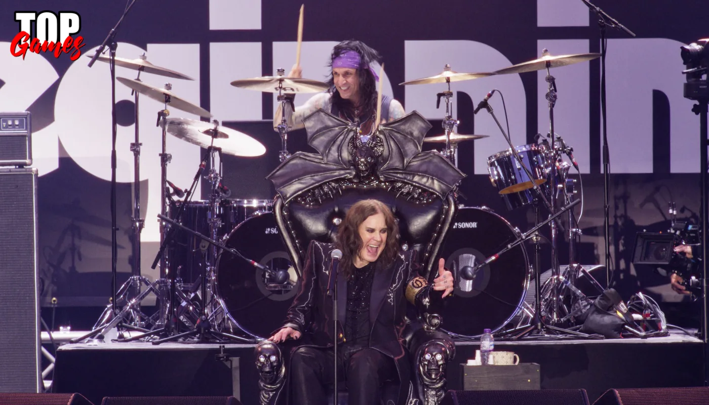 Ozzy sul trono con il batterista sul palco nel film Back To The Beginning