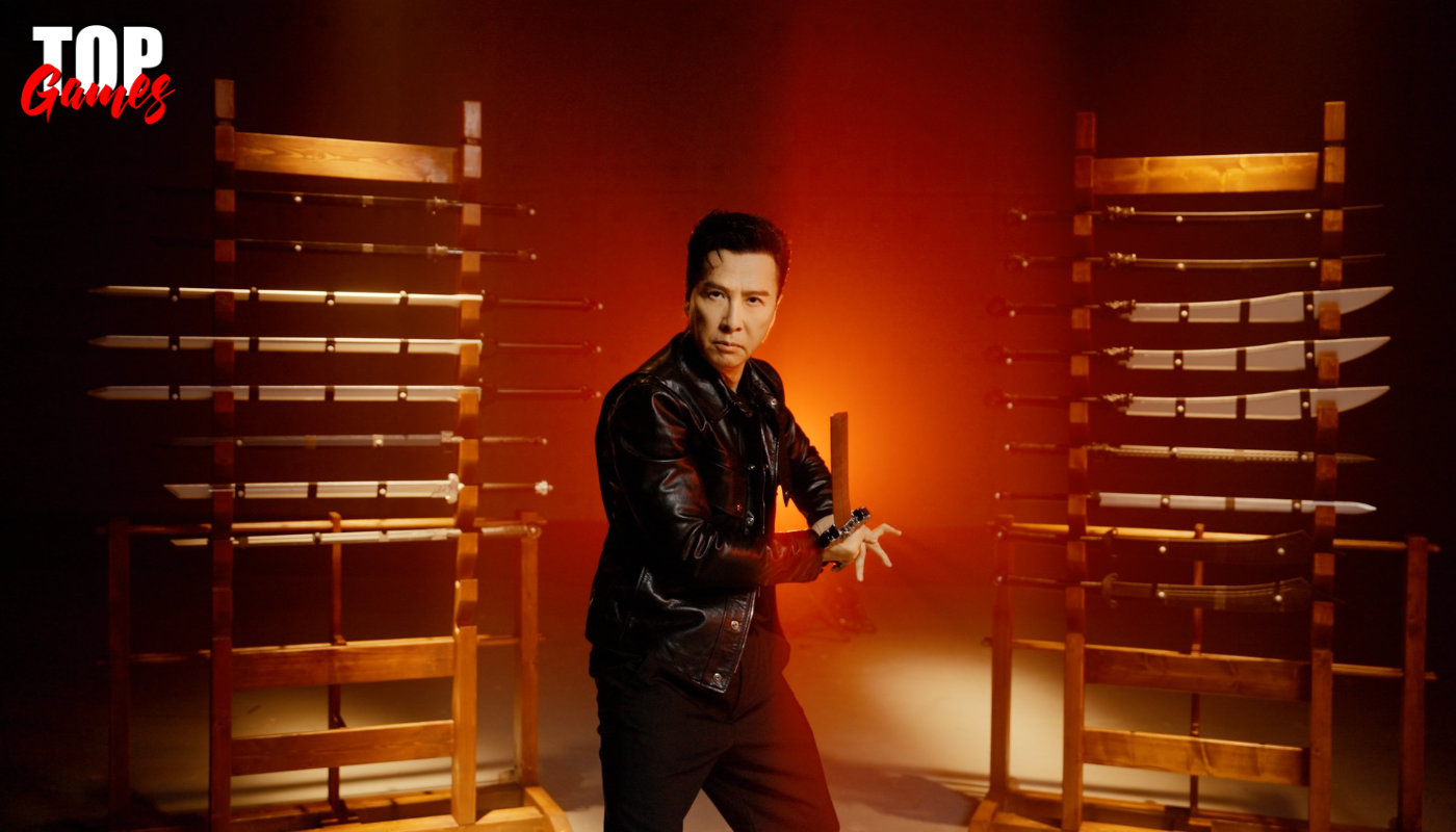 Donnie Yen con le armi della presentazione di Phantom Blade Zero
