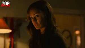 Ella Purnell nei panni di Rhiannon nella seconda stagione di Sweetpea