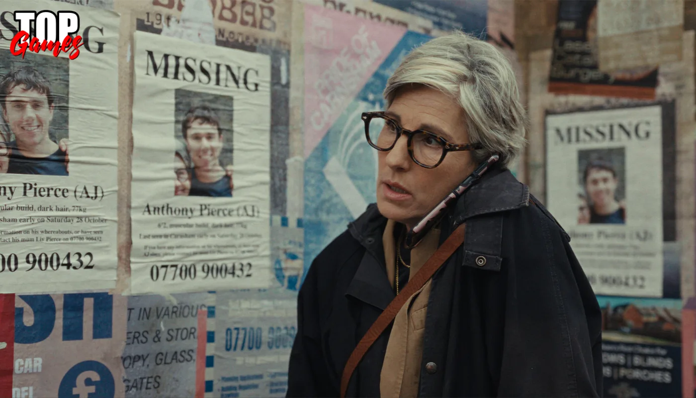Tamsin Greig nei panni di Liv davanti ai manifesti di AJ scomparso in Sweetpea 2