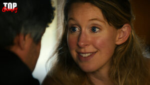 Elizabeth Holmes nel materiale promozionale di You Can See Everything